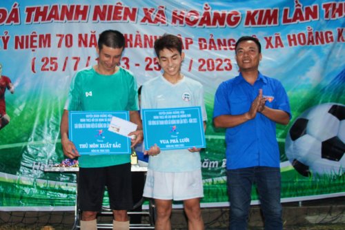 4. Các giải Vua phá lưới và thủ môn xuất sắc được trao cho cầu thủ Quang Vinh và thủ môn Văn Bình..jpg
